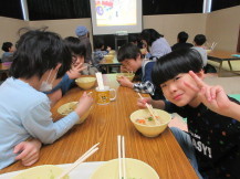 うどんを食べている子どもたち